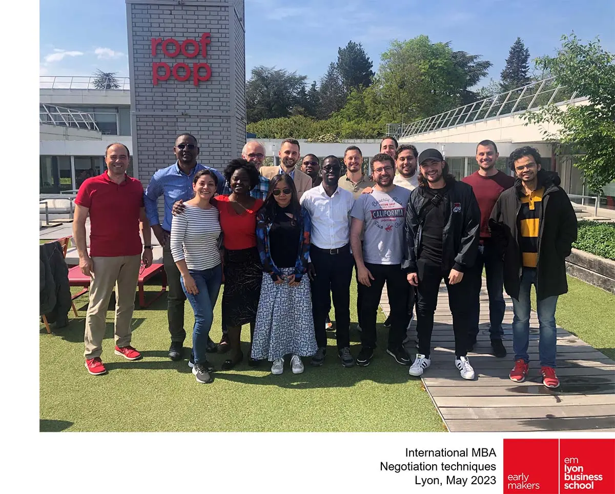 Photo du groupe d’étudiants internationaux du MBA à Emlyon, après le cours de Negotiation Techniques donné par Philippe Hari et Hans Schlierer