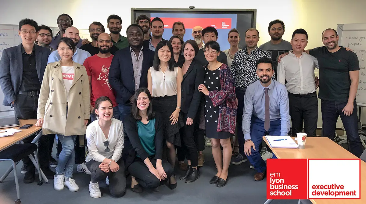 Philippe Hari avec son groupe d'étudiants candidats à l'International MBA d'emlyon. Cours de négociation internationale