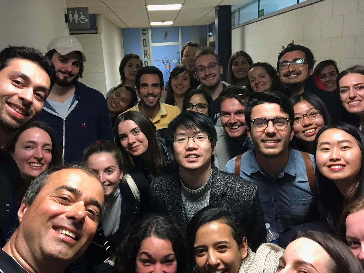 Photo du groupe d'étudiants en Msc Strategy and Consulting lors d'un cours de négociation internationale dispensé par Philippe Hari
