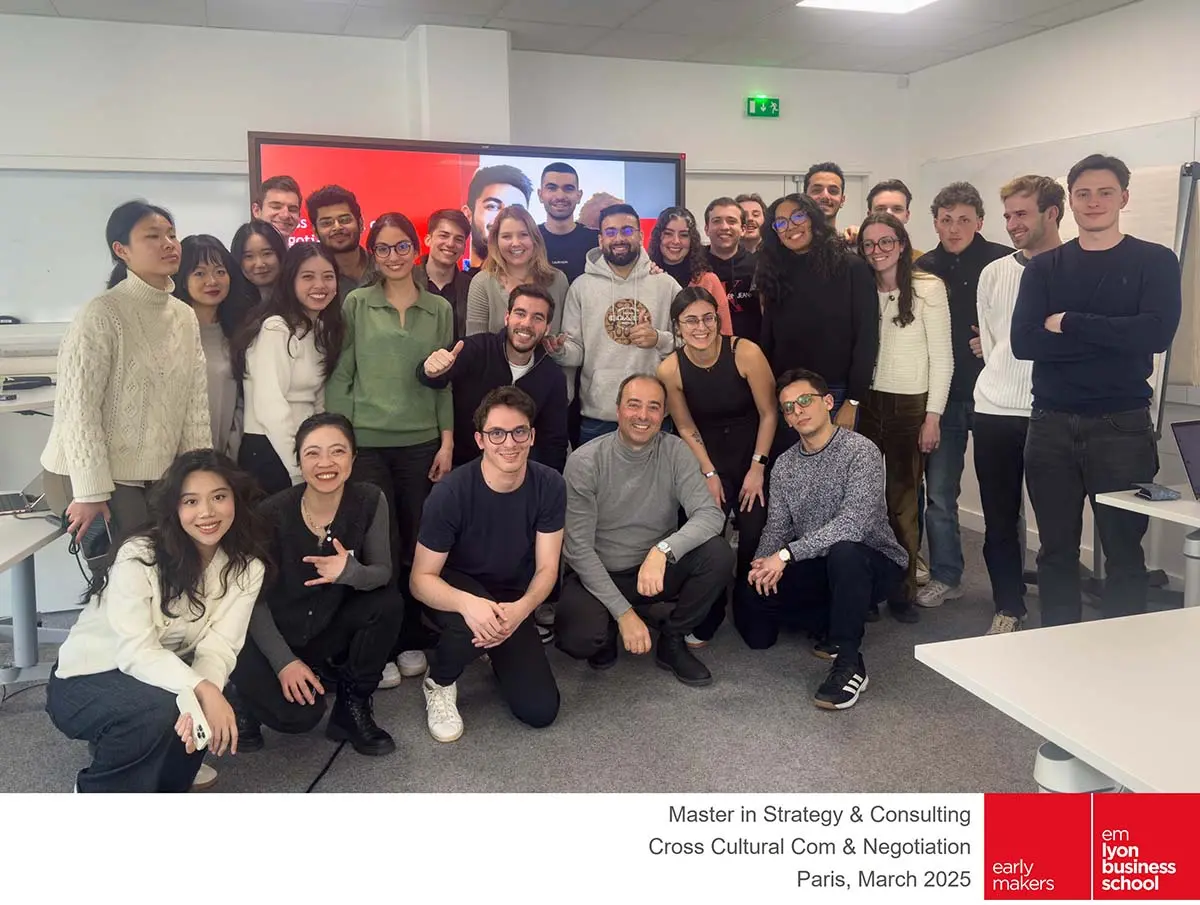 Photo du groupe d’étudiants du Master en stratégie et consulting à Emlyon, formation de négociation inter-culturelle animée par Philippe Hari